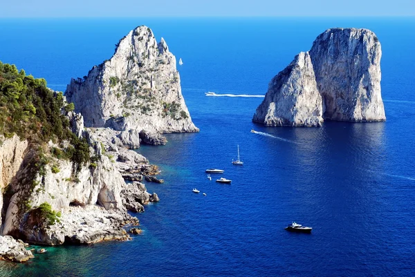 Faraglioni rochas perto Capri ilha Imagens Royalty-Free