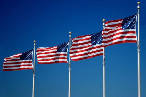 Bandeiras americanas batendo no vento — Fotografia de Stock
