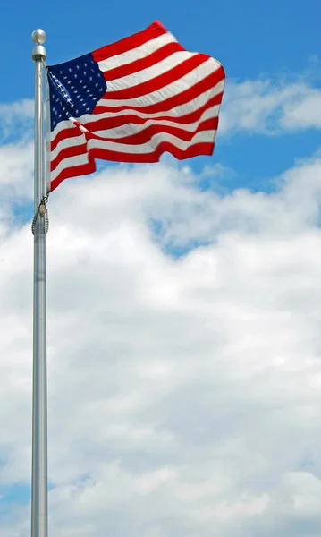 Ons Amerikaanse vlag in de wind in washington dc fladderende — Stockfoto
