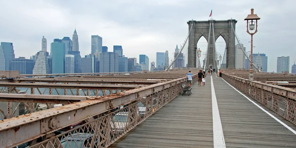 布鲁克林大桥在纽约城全景图 — 图库照片