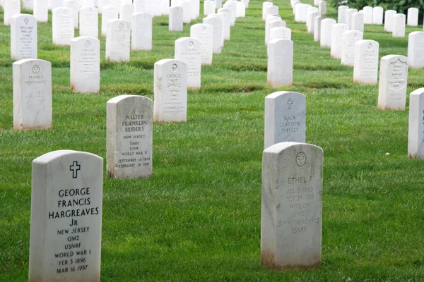 На Арлінгтонському національному кладовищі надгробки — стокове фото