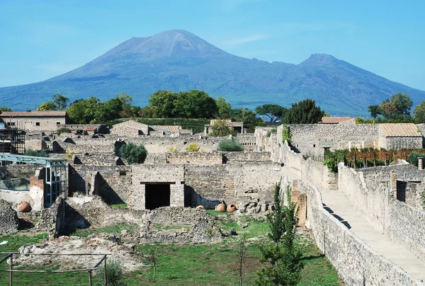 Pompei ruins i Italien med vulkanen vesuvius — Stockfoto