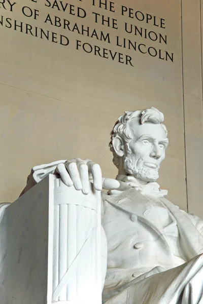 华盛顿特区林肯纪念馆中的亚伯拉罕 · 林肯雕像 — 图库照片