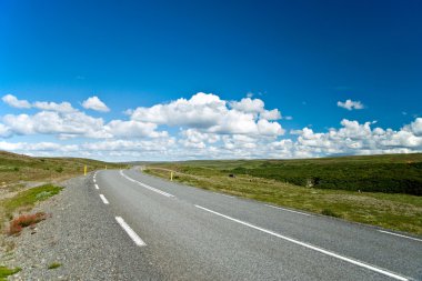 ufuk içinde güzel bir mavi gökyüzü ile boş yol