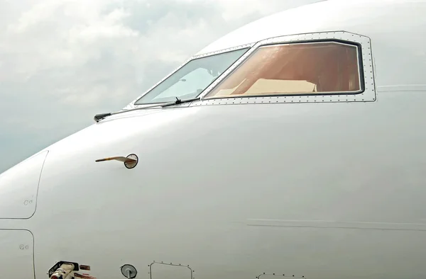 Пилотная кабина пассажирского реактивного самолета — стоковое фото