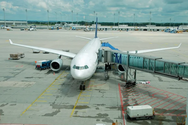 Samolot zaparkowany na lotnisko — Zdjęcie stockowe