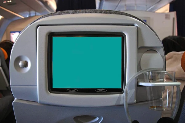 Монитор сидения с пустым экраном в самолете — стоковое фото