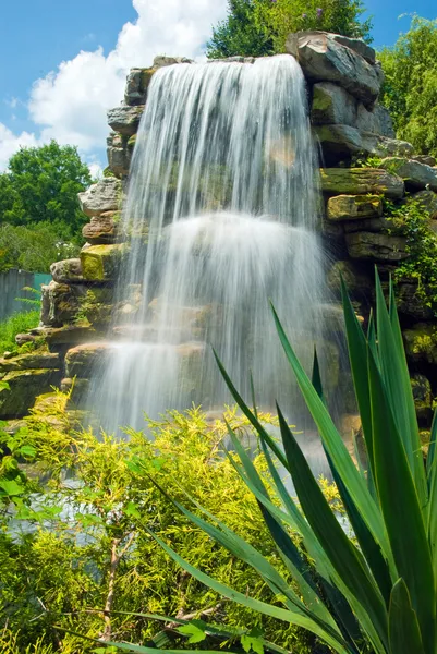 Békés gyönyörű vízesés jungle — Stock Fotó