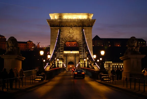 Budapeşte 'de gece zincirli köprü — Stok fotoğraf