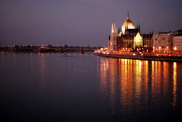 Будапештский парламент ночью — стоковое фото