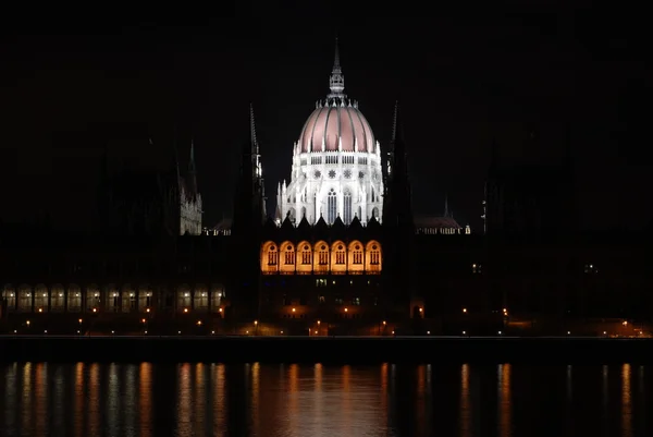 Освещённое здание парламента в Будапеште ночью — стоковое фото