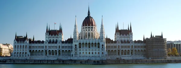 Panoramic view of Parliament building in Budapest — Zdjęcie stockowe