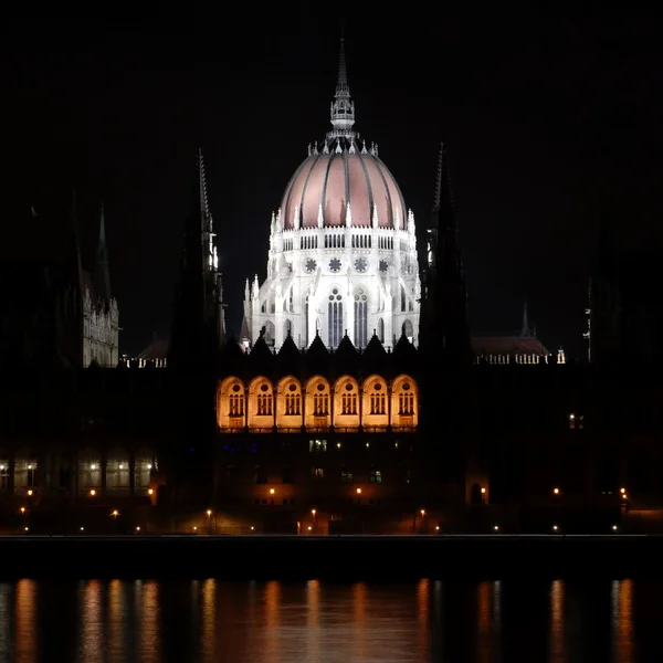 Verlichte Parlementsgebouw in Boedapest bij nacht — Stockfoto