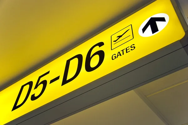 Szczegółowy widok lotniska żółty znak wyjazdu wskazujące kierunek do bram — Zdjęcie stockowe