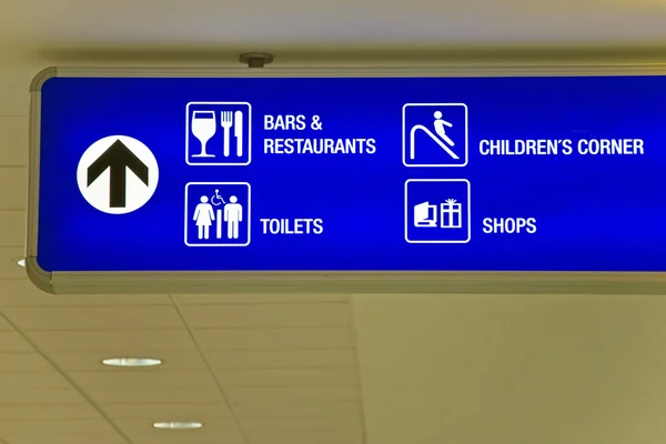 Vista detallada del cartel azul del aeropuerto que muestra las direcciones . — Foto de Stock