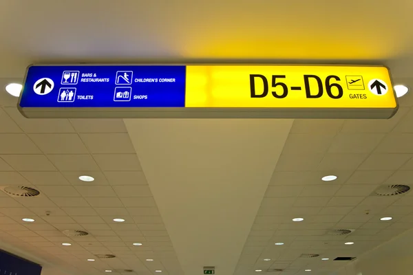 Airport direction sign — Stock Photo, Image