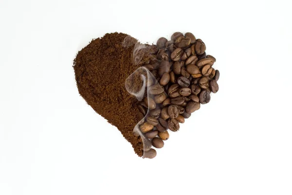 Café em forma de coração, com um lado moído e com outro pedaço .. — Fotografia de Stock