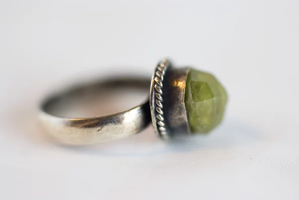 Starožitný prsten s neošetřenými zelený granát — Stock fotografie