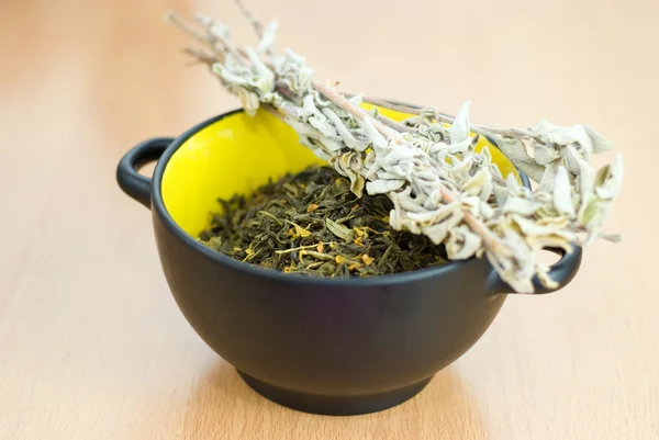 Closeup de chá verde de alta qualidade na tigela amarela com Salvia — Fotografia de Stock