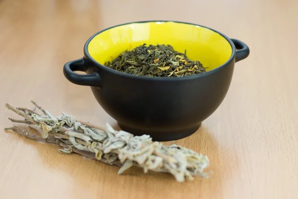 Hoge kwaliteit groene thee close-up in de gele kom met salvia — Stockfoto