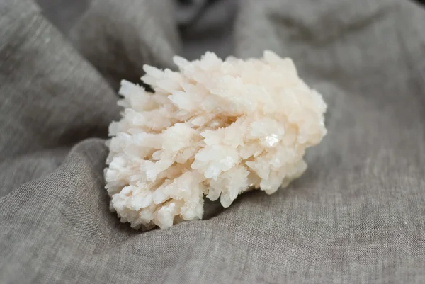 Calcyte minerale pietra grezza — Foto Stock