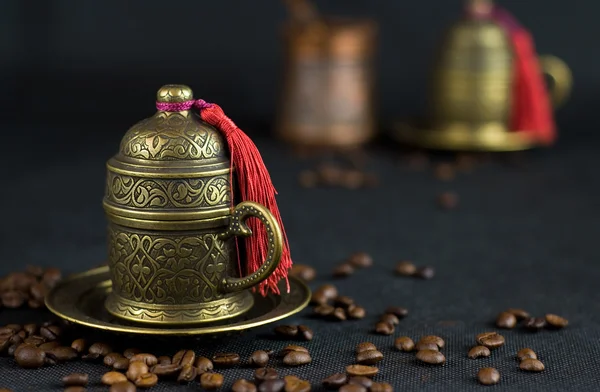 Verspreide koffie tegen een oude Turkse Beker voor koffie — Stockfoto