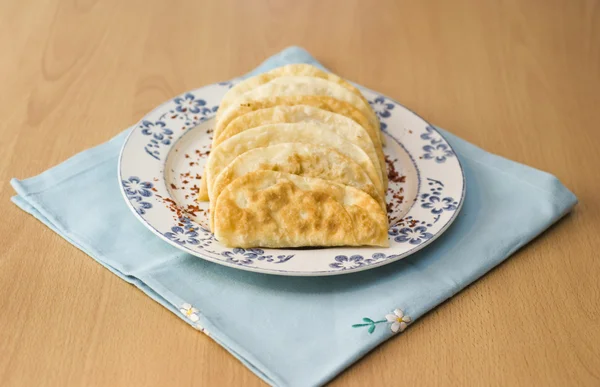 Koláče tatarština jídlo smažené s sekaná — Stock fotografie