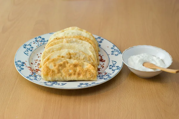 Il pasto tataro, torte fritte con yogurt al forcemeat . — Foto Stock
