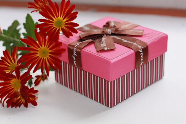 Gift box with flowers. — Stock Photo, Image