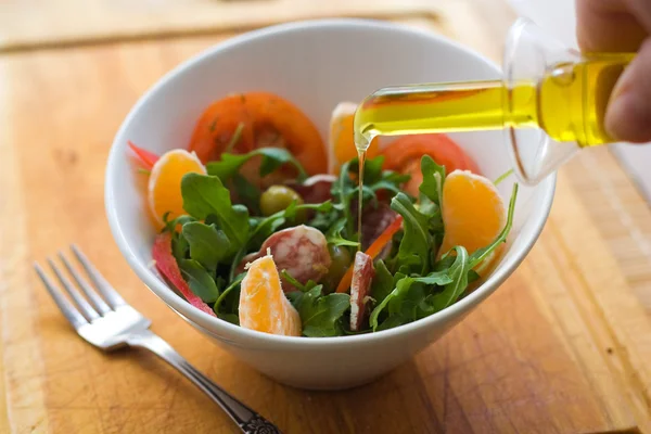 Salade bestrooid met olie. — Stockfoto
