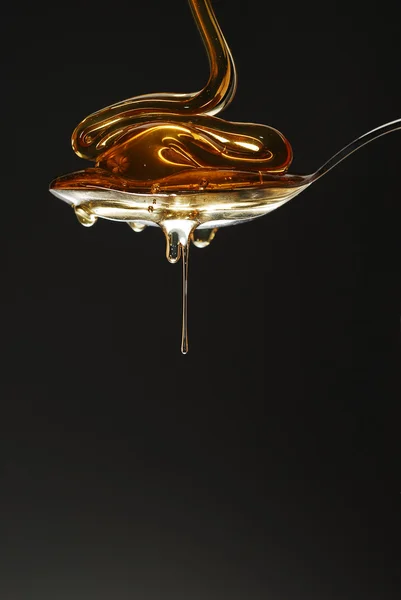 Golden Honey Wave Spilling Spoon — Stock Photo, Image