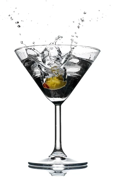 Cocktail Splash Com Uma Azeitona Sobre Branco — Fotografia de Stock