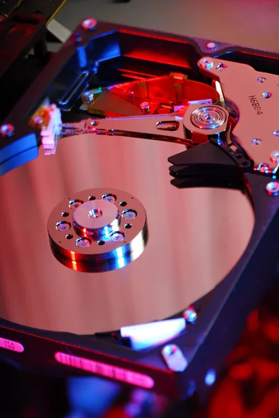 Elektronik Arka Planda Açık Sabit Disk Yakın Çekim — Stok fotoğraf