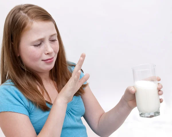 Rödhårig flicka och mjölk Stockfoto
