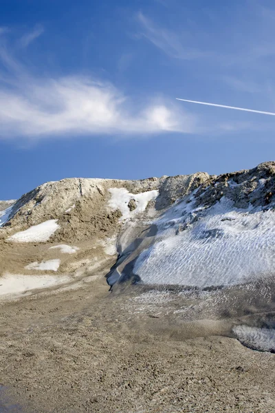 Vuela bajo montañas nevadas —  Fotos de Stock