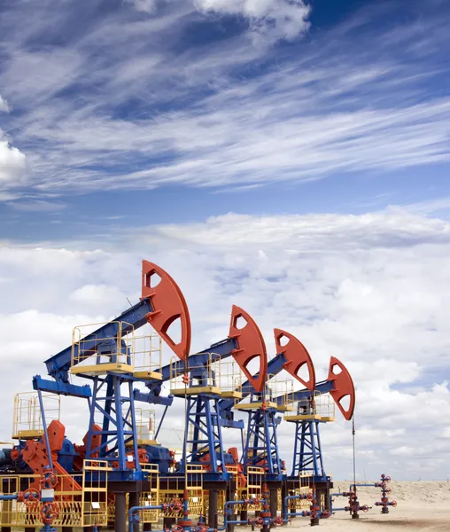Ölfeld bewölkt lizenzfreie Stockfotos