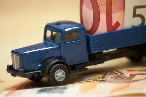Lastbil på pengar — Stockfoto