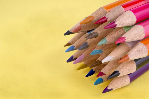Renkli Kalemler Üzerinde Sarı Bacground Olduğunu — Stok fotoğraf