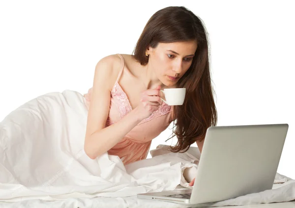The girl with coffee and laptop — Stock Photo, Image