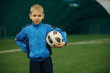 Çocuk ve bir futbol topu.