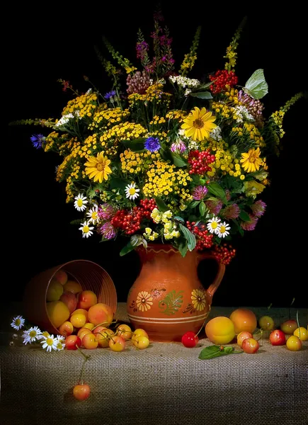Натюрморт Букет полевых цветов . — стоковое фото