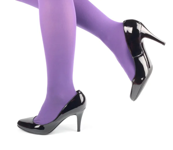 Piernas de niña en charol negro zapatos de tacón alto — Foto de Stock