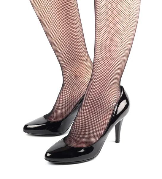 Tyttö jalat musta kiiltonahka korkeakorkoiset kengät — kuvapankkivalokuva
