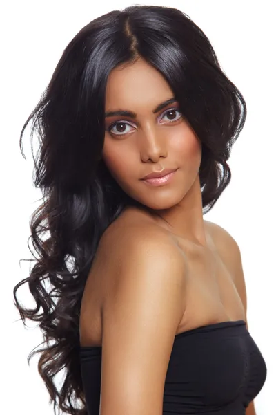 Mulher bonita com cabelo encaracolado preto longo — Fotografia de Stock