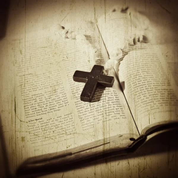 Cross on the Bible — Stock Photo, Image
