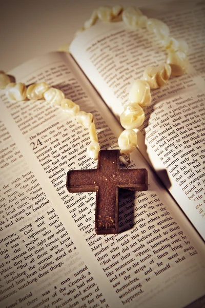 Croce sulla Bibbia — Foto Stock