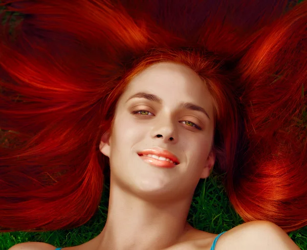 Ilustrace mladé ženy s červenými vlasy — Stock fotografie