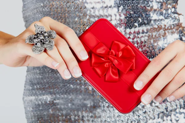 Rote Geschenkschachtel in Frauenhänden. — Stockfoto