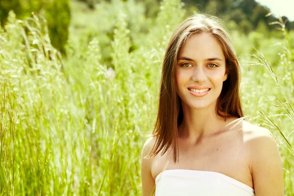 Young teenage woman outdoors — Stock Photo, Image