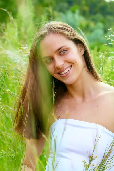 Jonge tiener vrouw in gras — Stockfoto